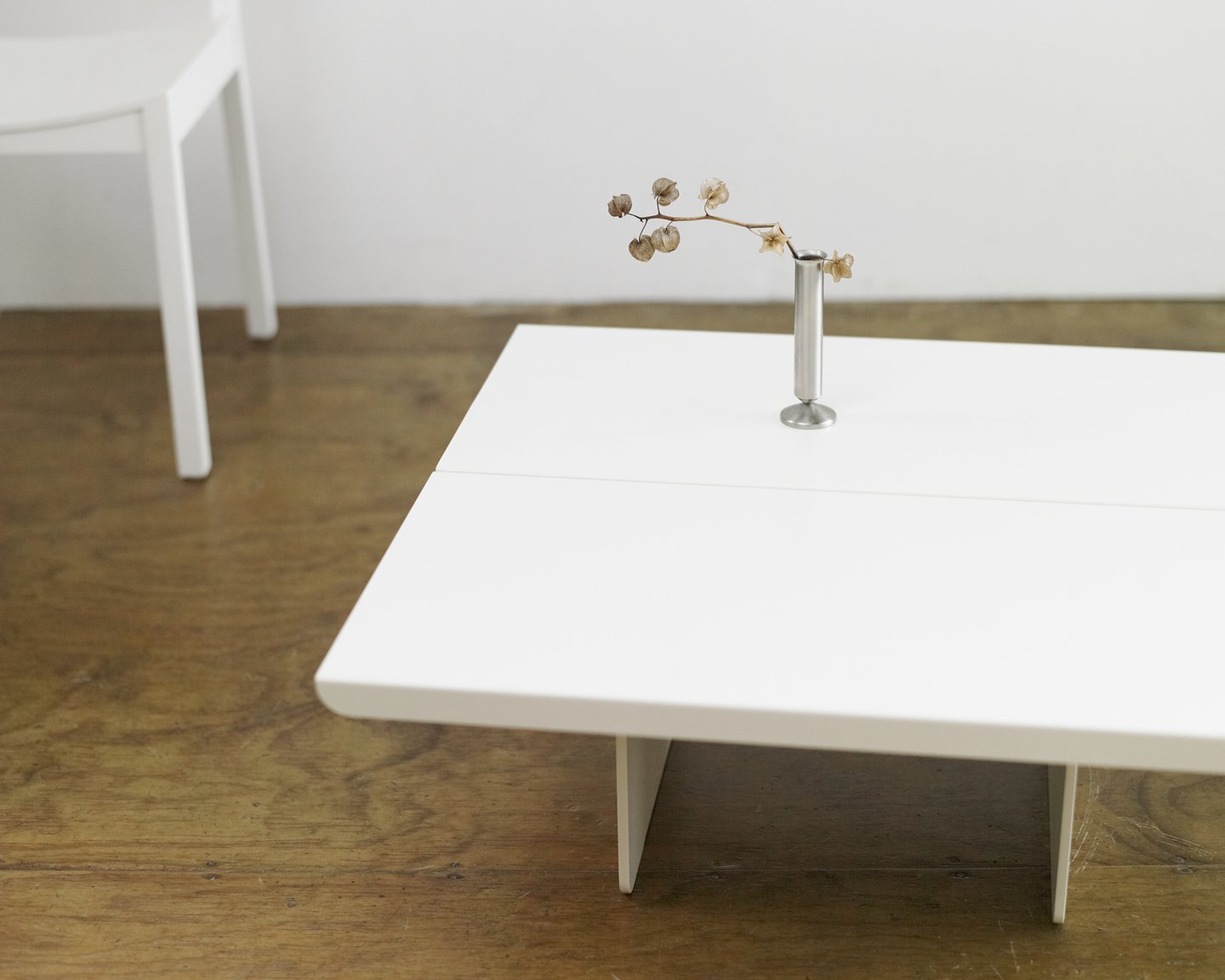 Image: uploads/2017_03/Resident-Flyover-table-and-Hawk-chair_qG5DZQC.jpg