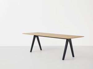 Image: uploads/2017_03/Resident_Scholar_table_by_Cameron_Foggo-1.jpg